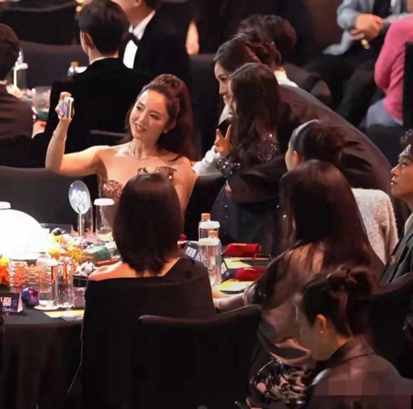 爱奇艺尖叫之夜星光璀璨！杨幂搂着董璇女儿小酒窝拍合照